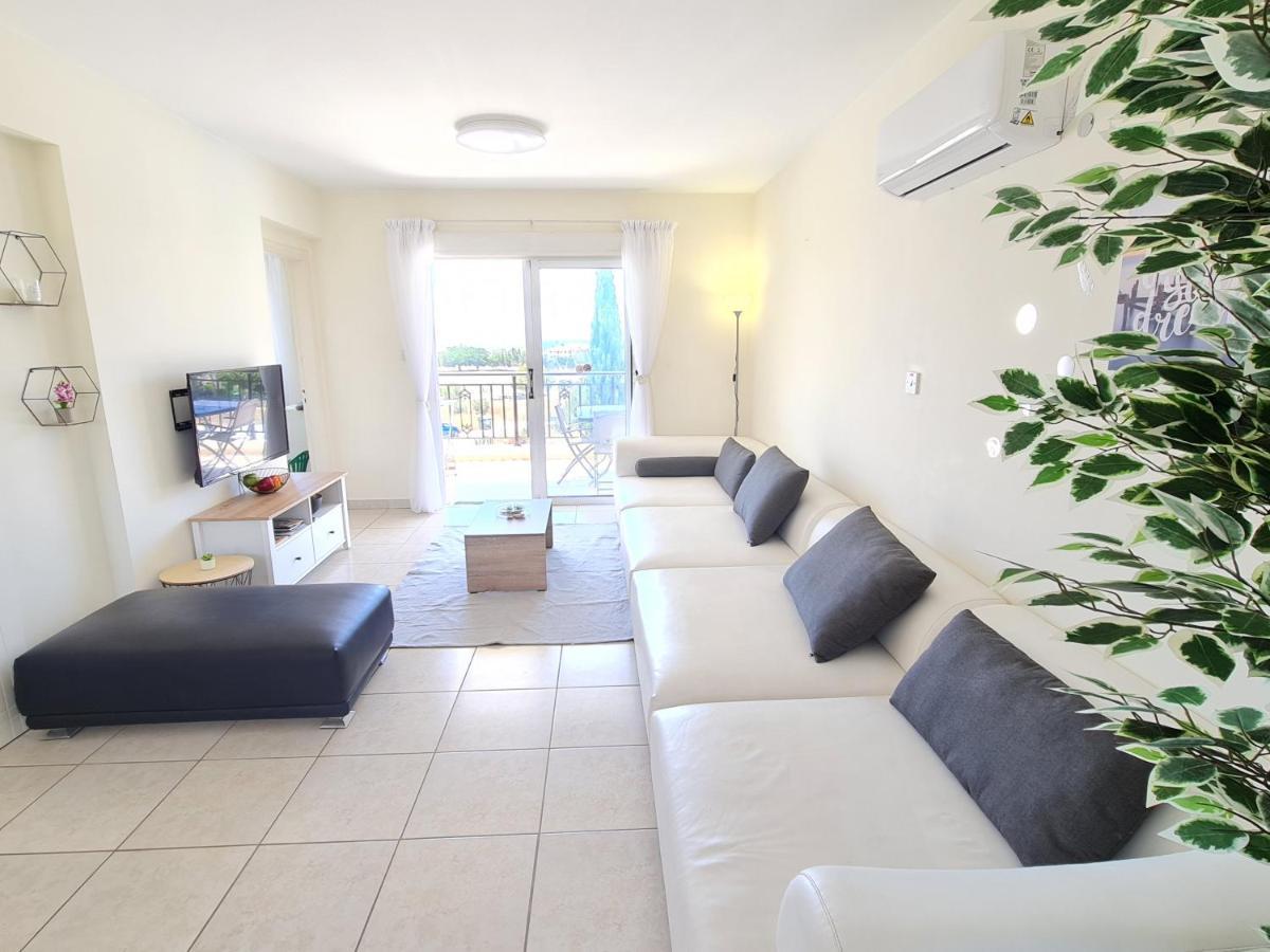 Stunning Views' Apartment With Pool 파포스 외부 사진